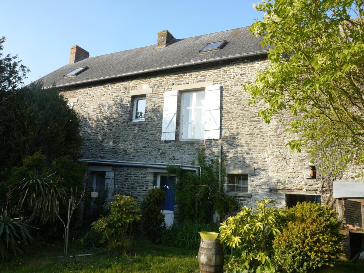 Les Miquelots Bed & Breakfast Pont-d'Ouilly Exterior photo